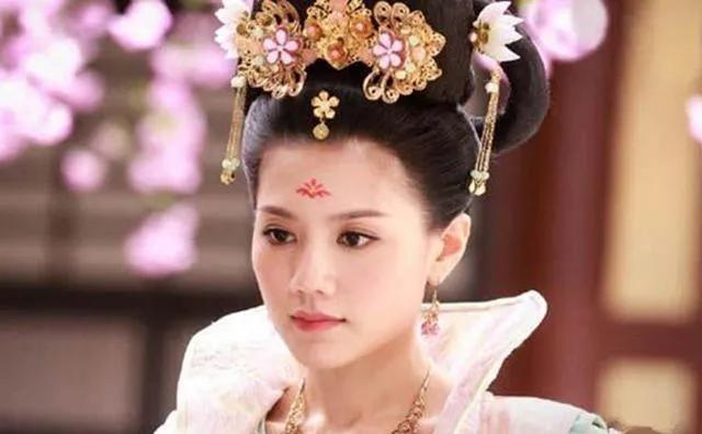 公元737年，唐玄宗在一天之内赐死了三个儿子。当了22年太子的李瑛对两位兄弟说：