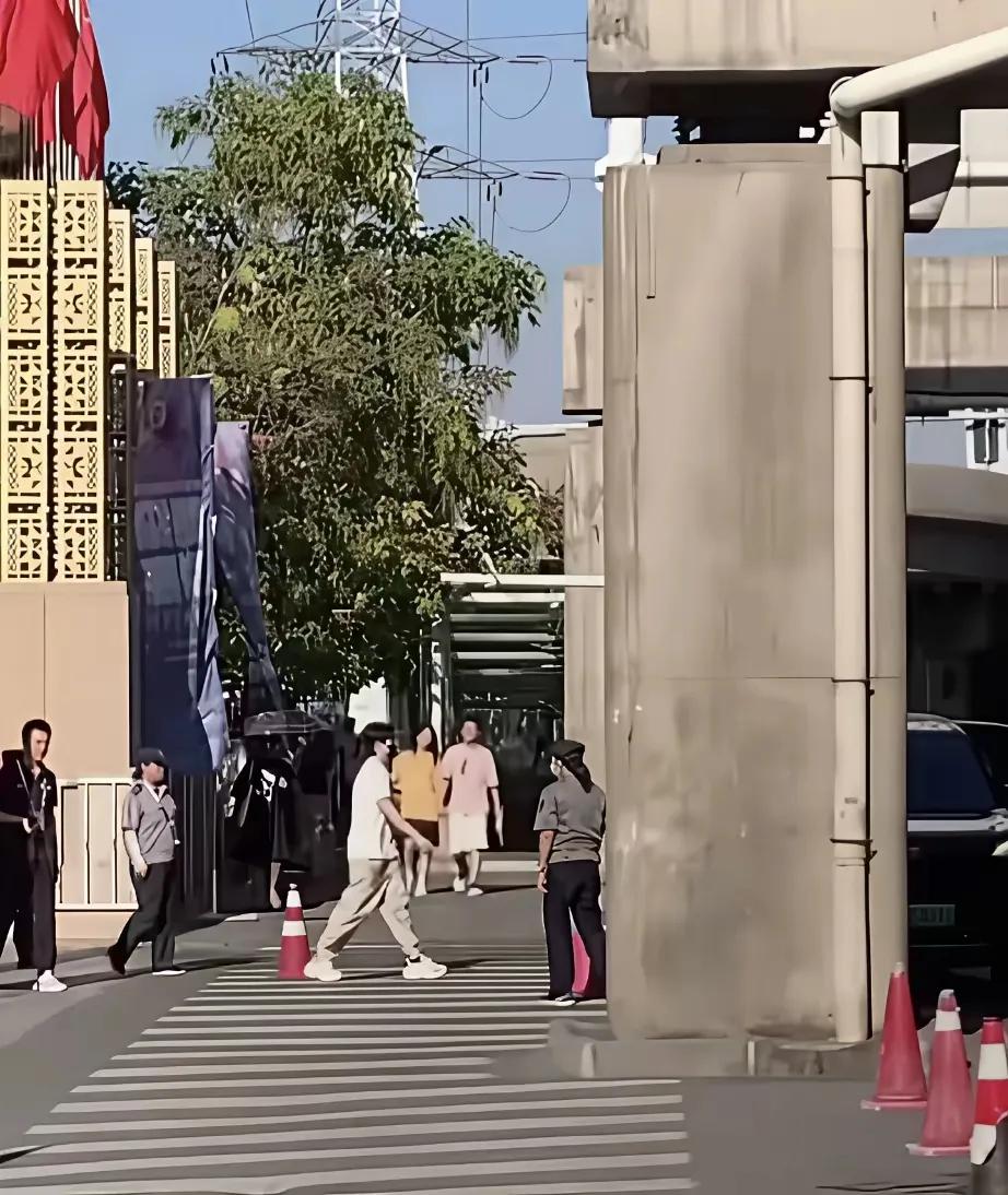 头哥在乌鲁木齐逛街，小石头买哈密瓜！球迷在乌鲁木齐偶遇逛街的头哥，头哥身穿白体