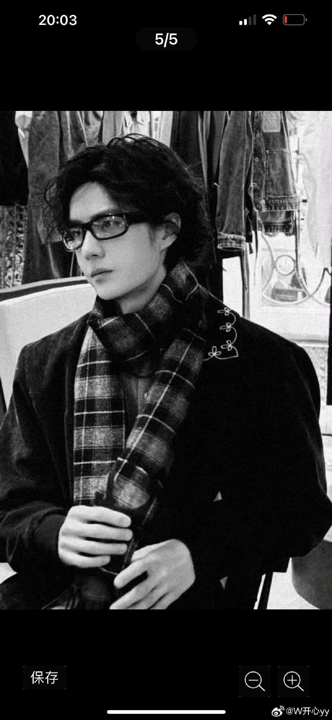 王一博这脸真是又小又立体头身比优越到离谱，小脸撑起五层叠穿！大大的眉眼清冷又勾