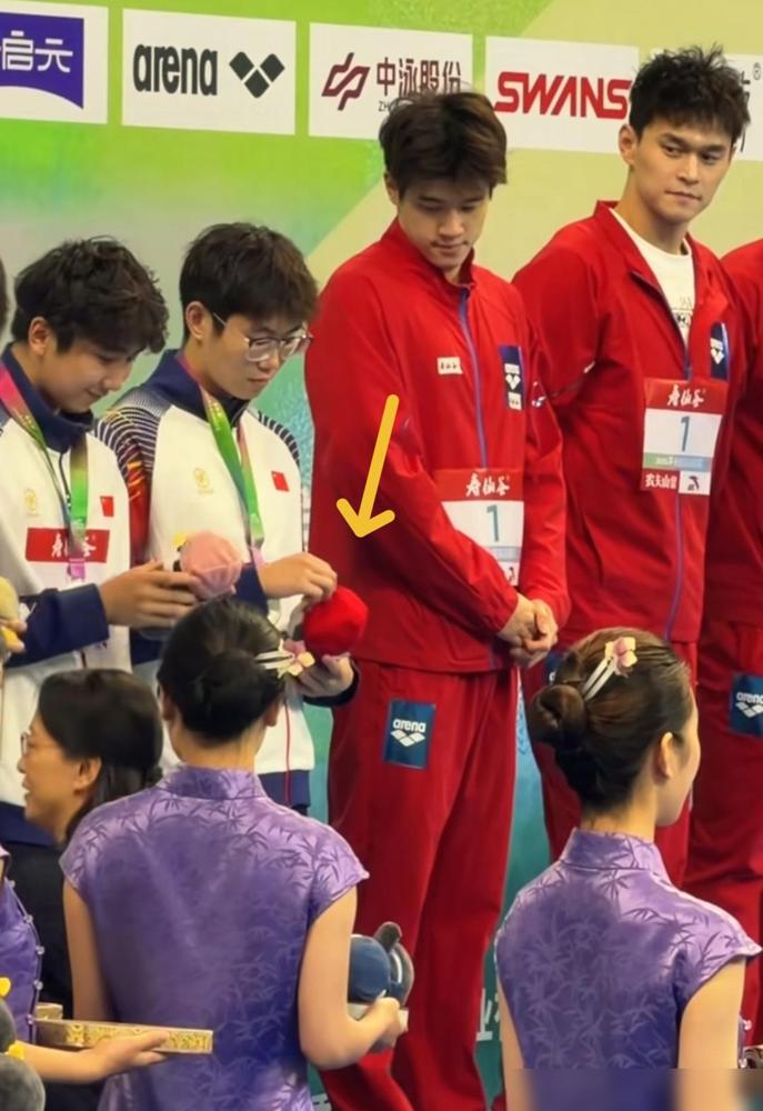 在深圳湾1号做了五年管家，我见过太多“体面”。外面看是人均身家几十亿的顶豪，关上