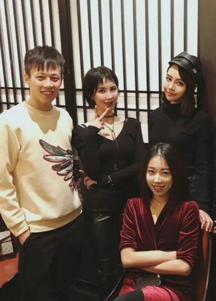 和林高远合影的这些女孩都是什么来头？不是一直都网传圆满组合的磕吗？怎么周启豪
