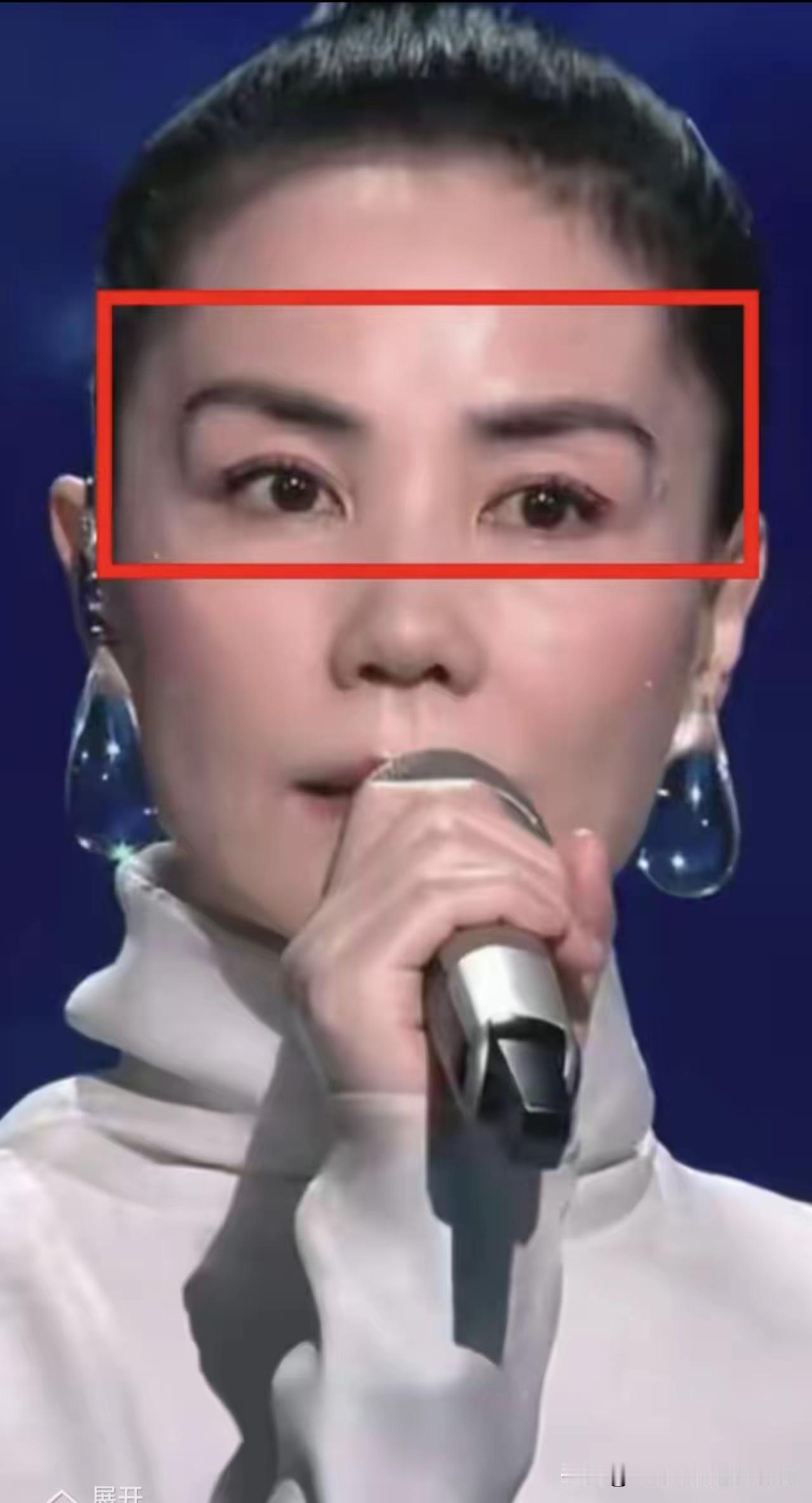 化妆师是谁啊，竟还说是灯光的原因！[捂脸哭][捂脸哭][捂脸哭]