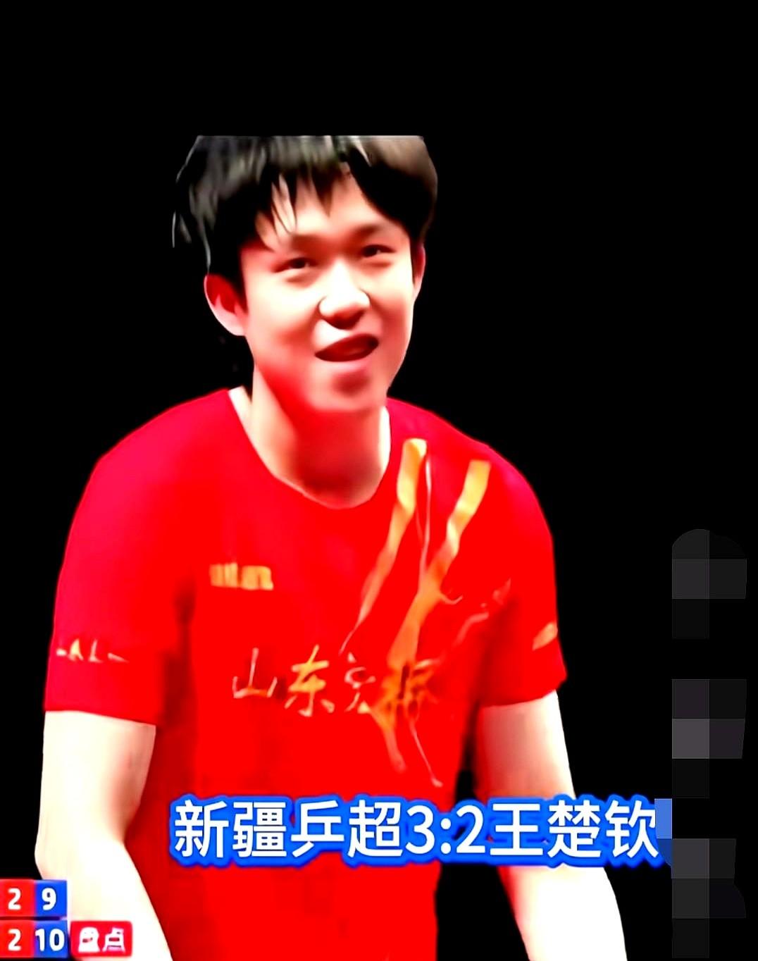 输球的滋味像打翻盐罐。王楚钦13连胜被同屋队友徐瑛彬终结，排名差六十位，场面