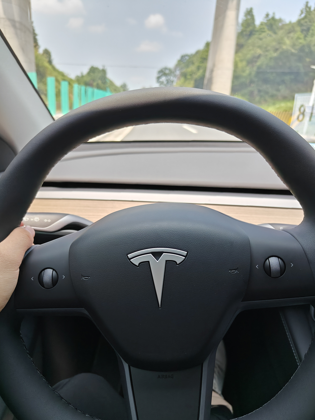 特斯拉真的是一个不错的毛坯房朋友提了一辆特斯拉，除了提车那天自己开了一下，其他