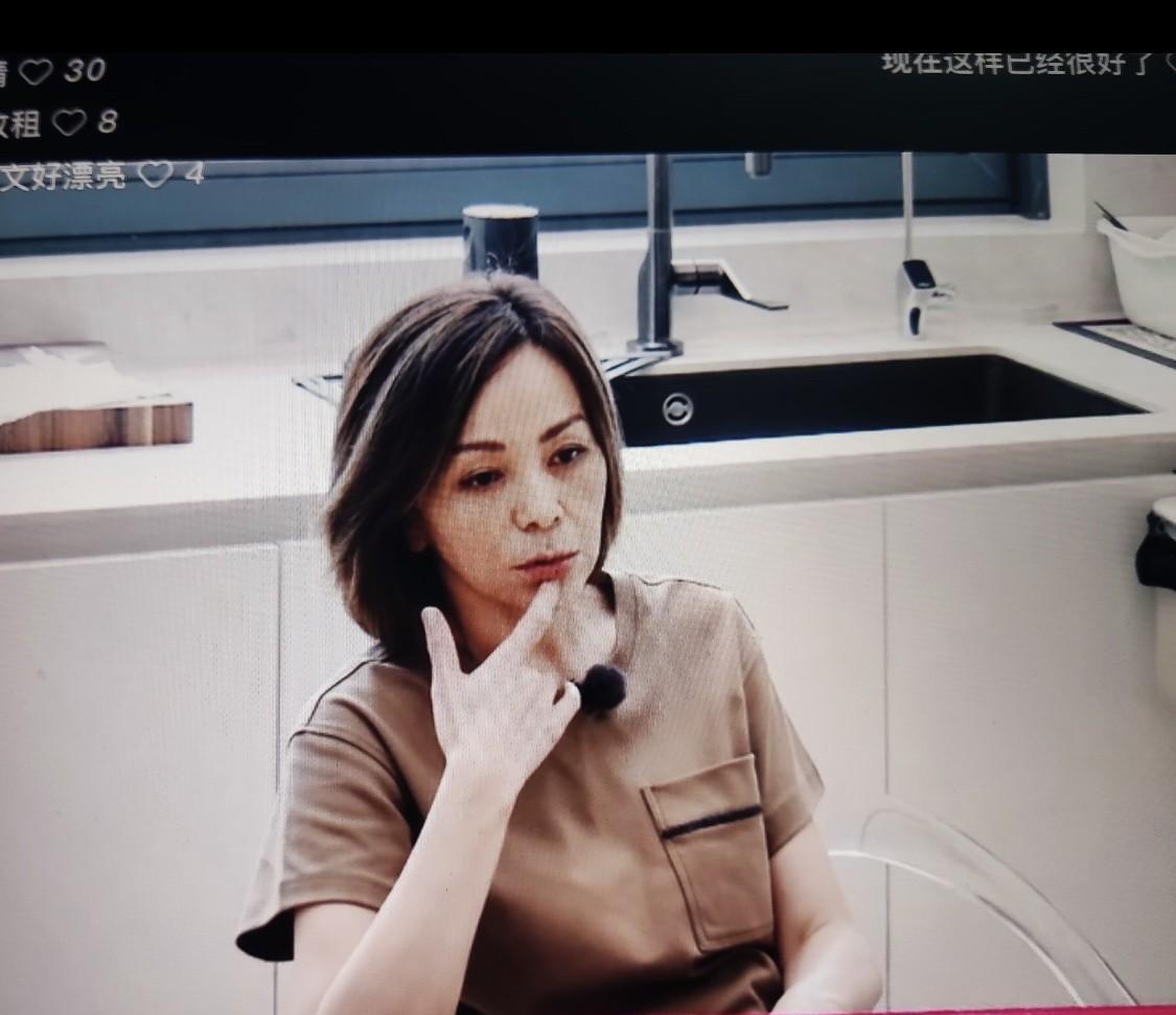 看《姐姐当家》里王琳的经历，真的好心疼她。怀孕发烧到39度，给妈妈打电话，妈妈却