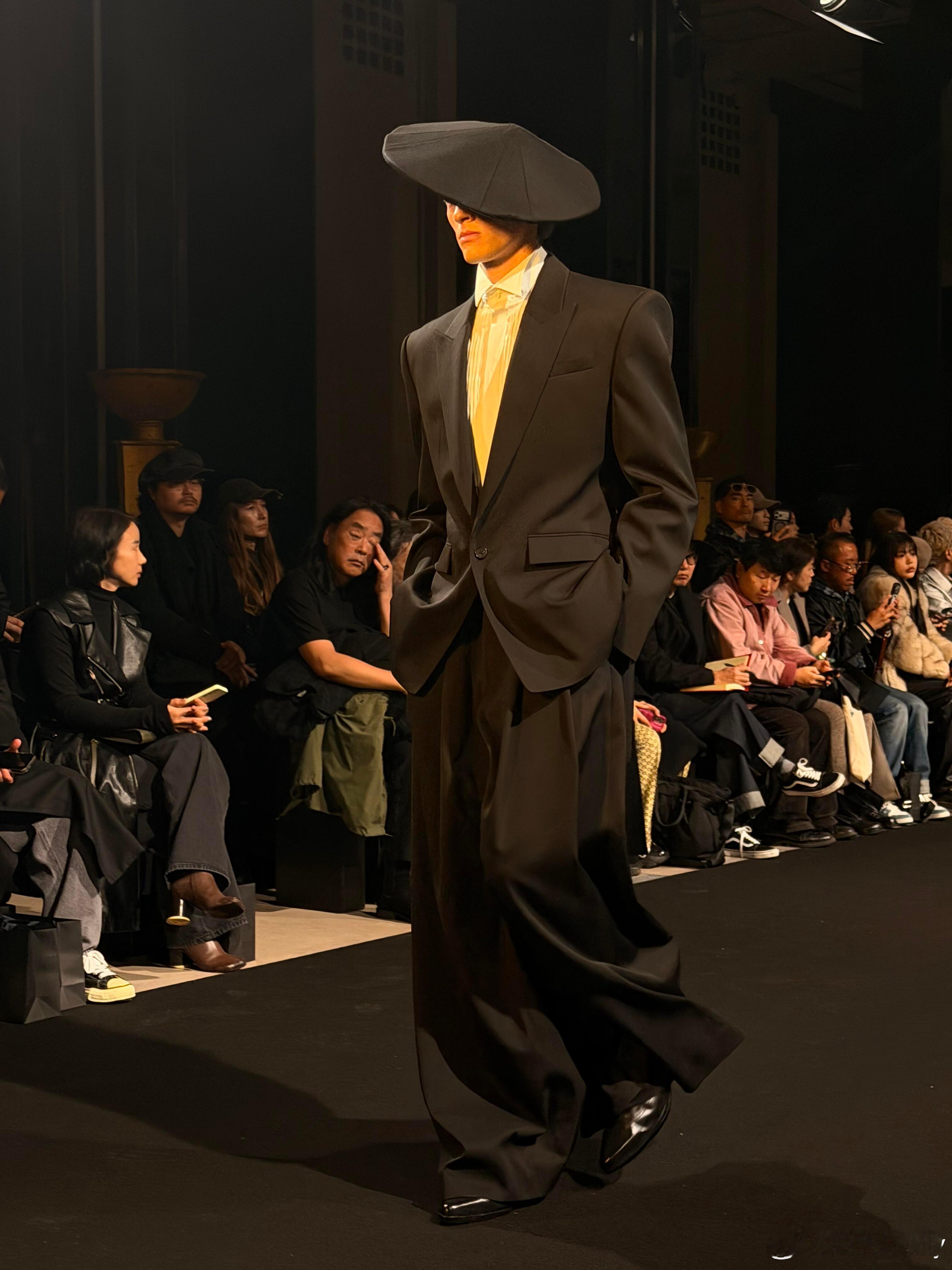 男装周JUUN.J2026秋冬系列登陆巴黎时装周，于夏约宫诠释NEWSTAL