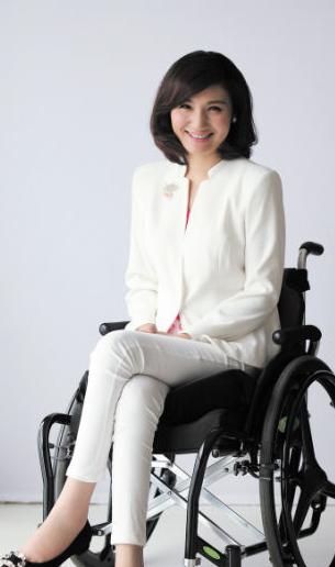 湖南卫视主持人梁艺瘫痪22年，2014年她公开征婚，只提出一个简单条件：能帮忙推