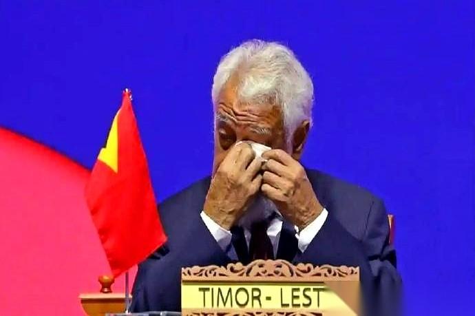 一个国家的总理,签完字,哭了。不是装的,整个代表团,一帮大老爷们,都在抹眼泪。