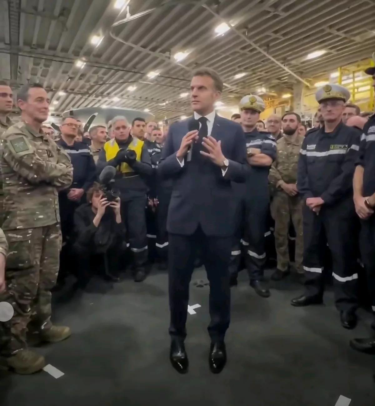 《费加罗报》报道，当地时间9日，法国总统马克龙登上正在地中海待命的“戴高乐”号航