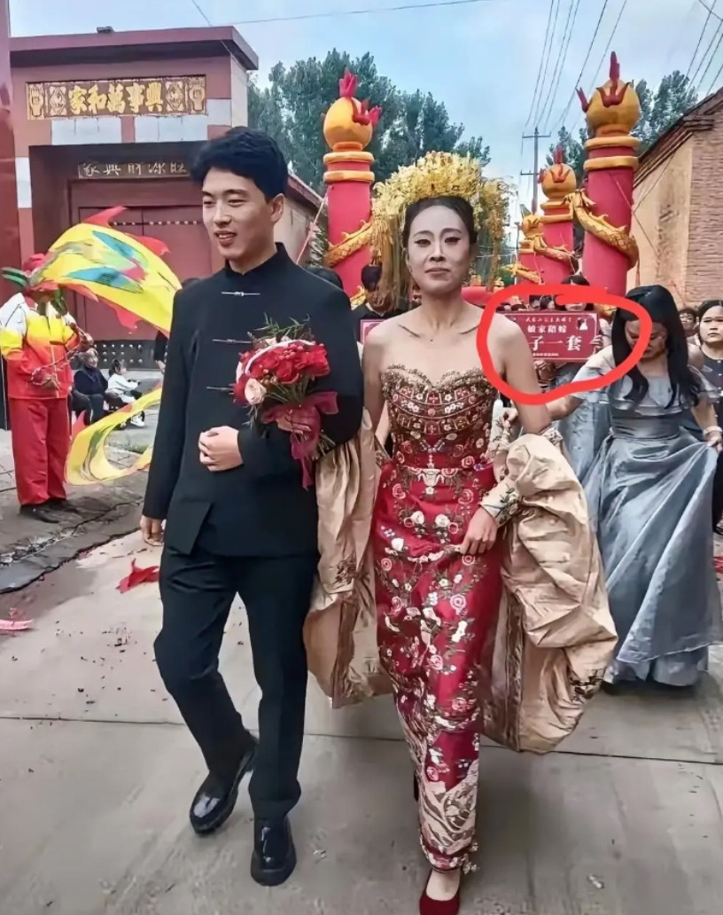 新娘底气十足啊！看后面牌子写的就知道了！