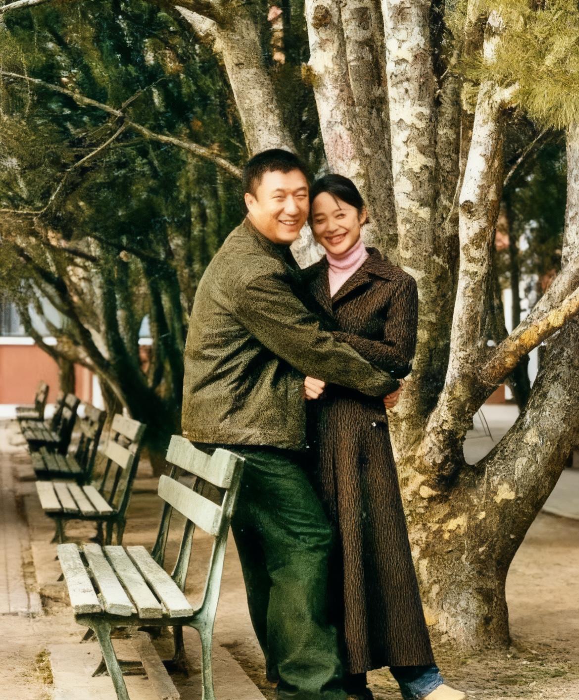 被孙红雷搂着的女演员，是周韵。那会儿她还没嫁姜文，戏里哭得真，戏外还没人知道她