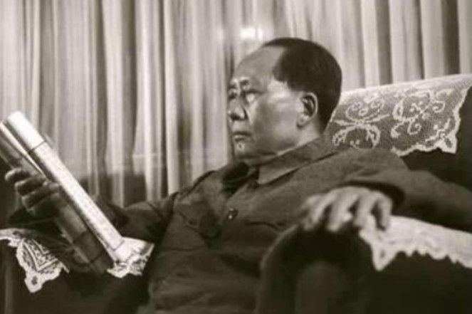 毛泽东一声令下，万炮齐轰金门岛。10天后，他霸气十足地向全世界宣布：“大炮射程之