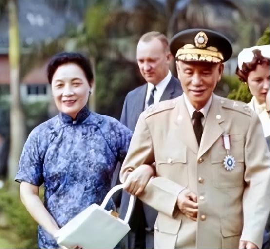 1957年，一老妇跪在蒋介石面前，声嘶力竭的哭喊：“总统您开恩，我丈夫已经战死了