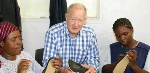 2006年，69岁的英国亿万富翁痴恋33岁中国女外卖员！当姑娘想要一个正式名分时