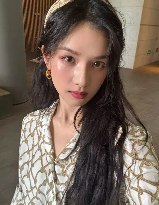 张婧仪戴着黄色发箍，回眸一笑，温柔大方。​​​