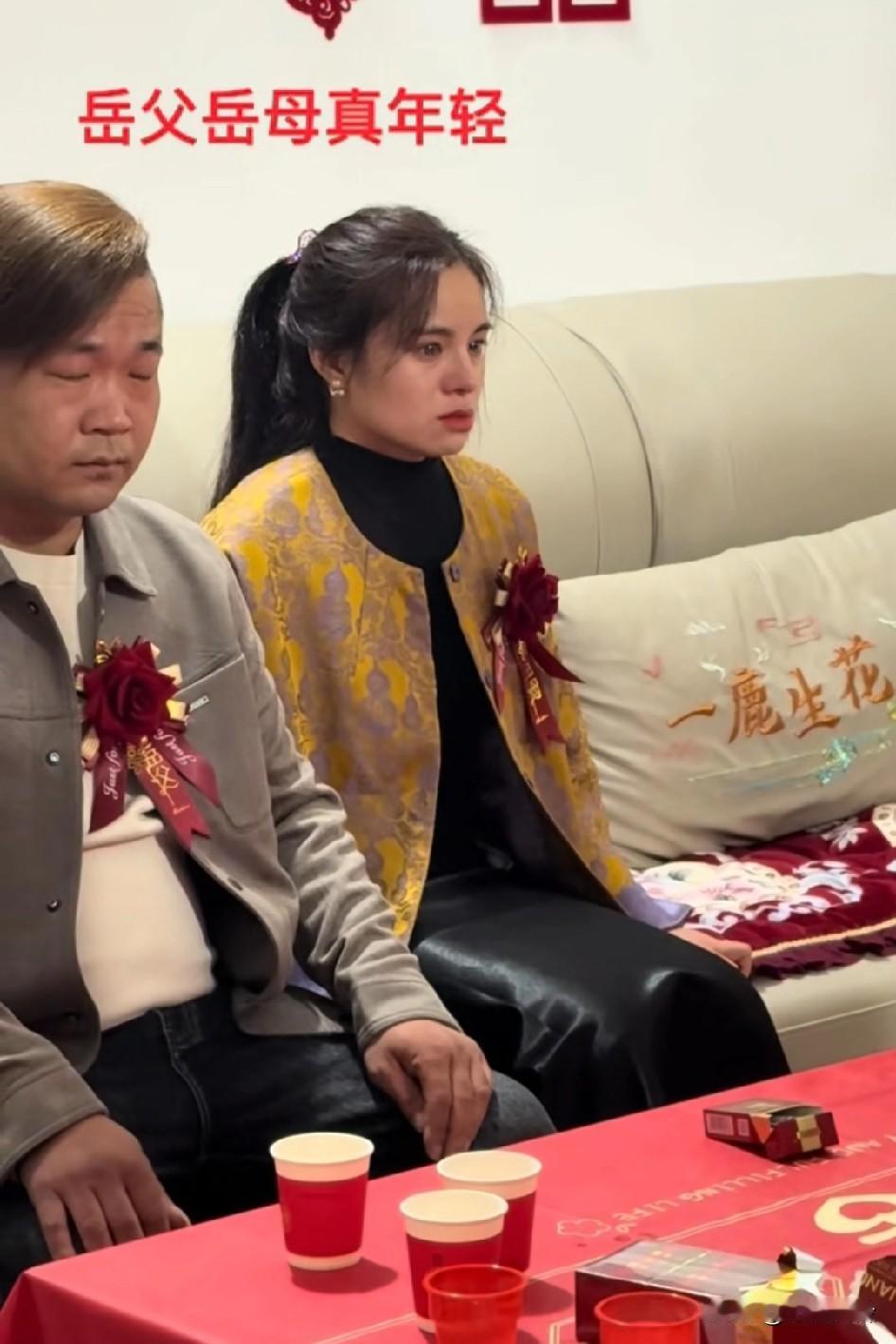 岳父岳母真年轻，还有点害羞不知所措，丈母娘还能生，老丈人一甩头，还是少年岳父还