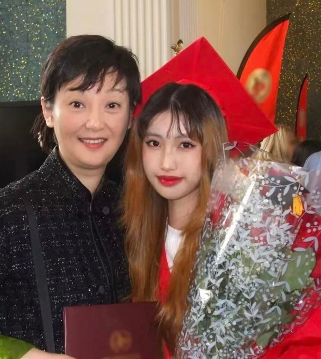56岁徐帆素颜出席女儿毕业典礼！母女亲密合照，美如姐妹花27日，冯小刚与徐帆的
