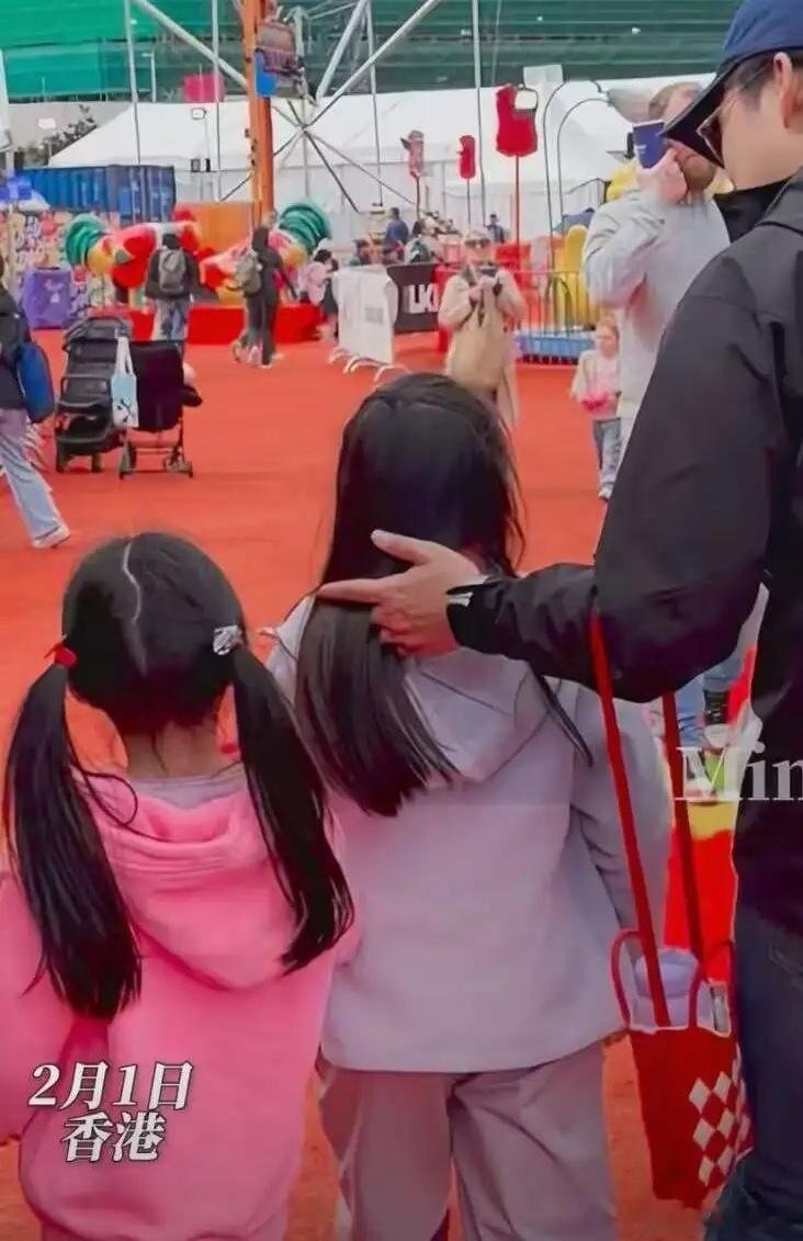 霍启刚独自带俩女儿出门游玩！他很宠女儿，他两只手都拿着东西，属于慈父，他带着俩女