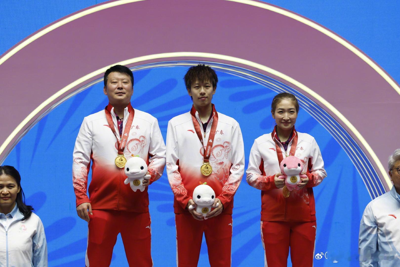 2025全运会乒乓球混双金牌赛，林高远/刘诗雯4-2战胜陈垣宇/蒯曼，收获冠军