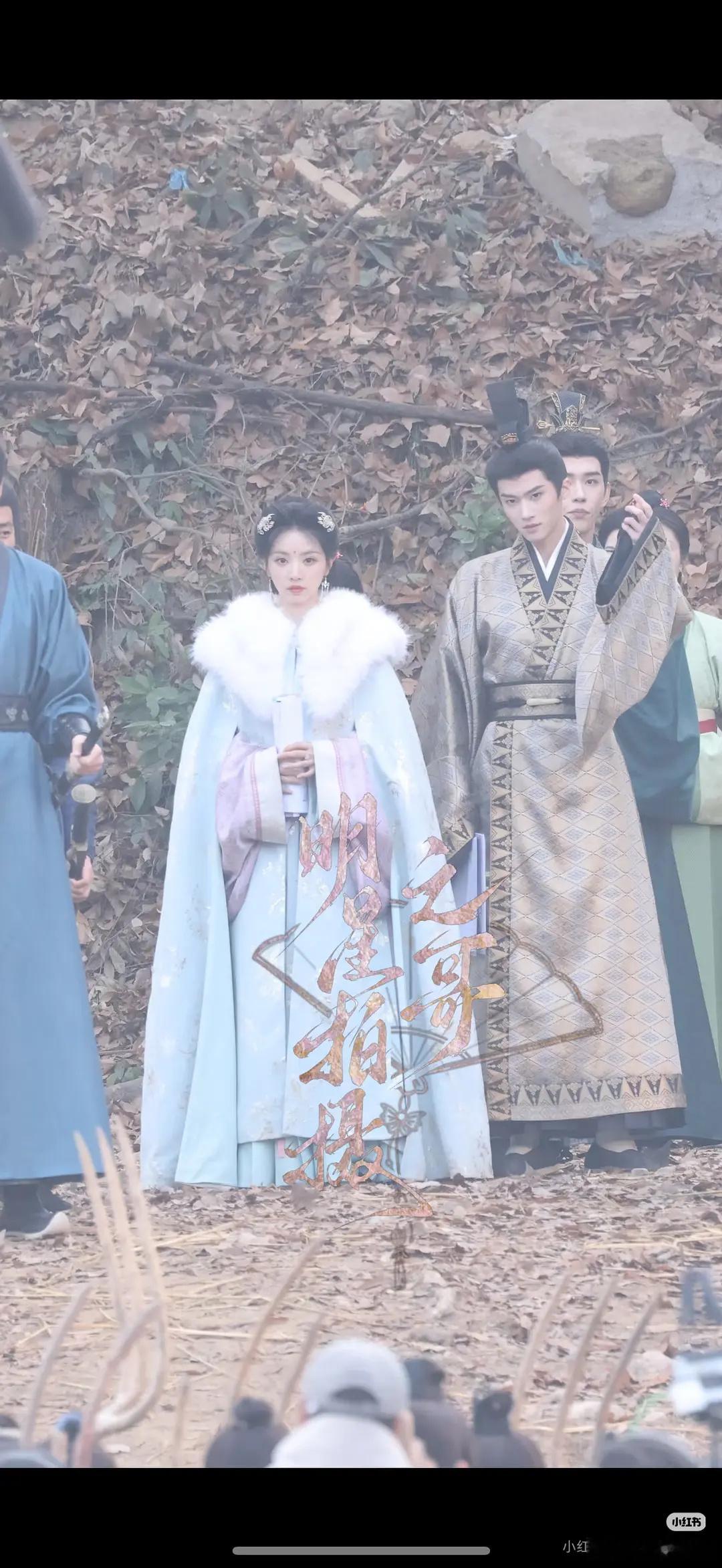 这剧服化道是真一般，光面布料廉价的很