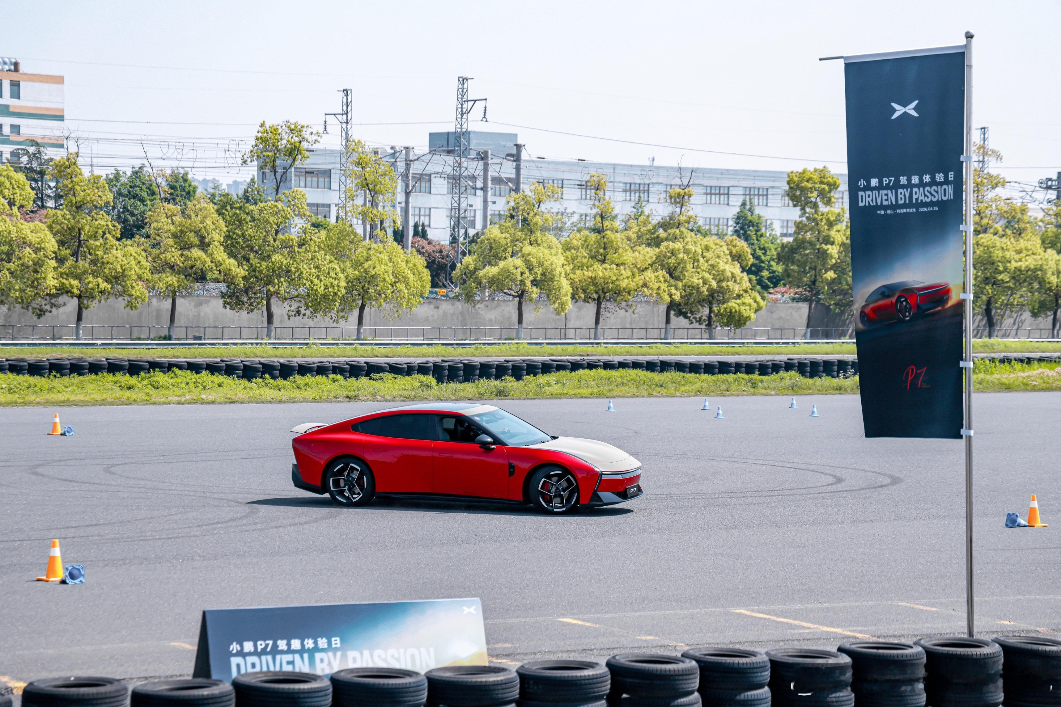 小鹏P7全能驾趣可街可赛这次活动最出圈的，不是什么参数墙，大概率就是「智能漂移
