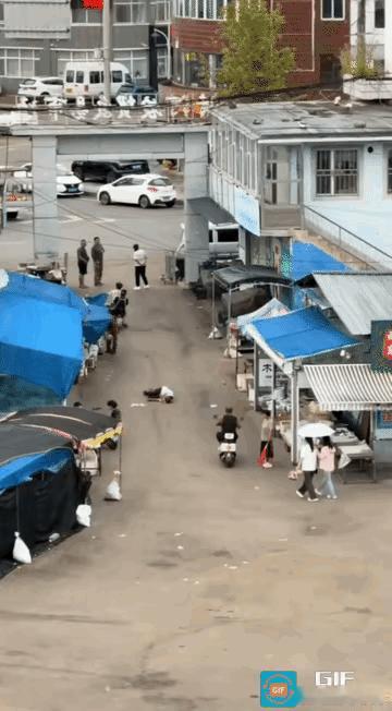 十分钟！老人菜市场倒地无人敢扶！吉林某农贸市场，一人突然倒地，来回碾压群众围观