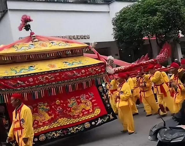 究竟是炫耀还是铺张浪费？湖南邵东富豪李伯亮的葬礼惊现“二龙杠”，32人抬着棺木穿