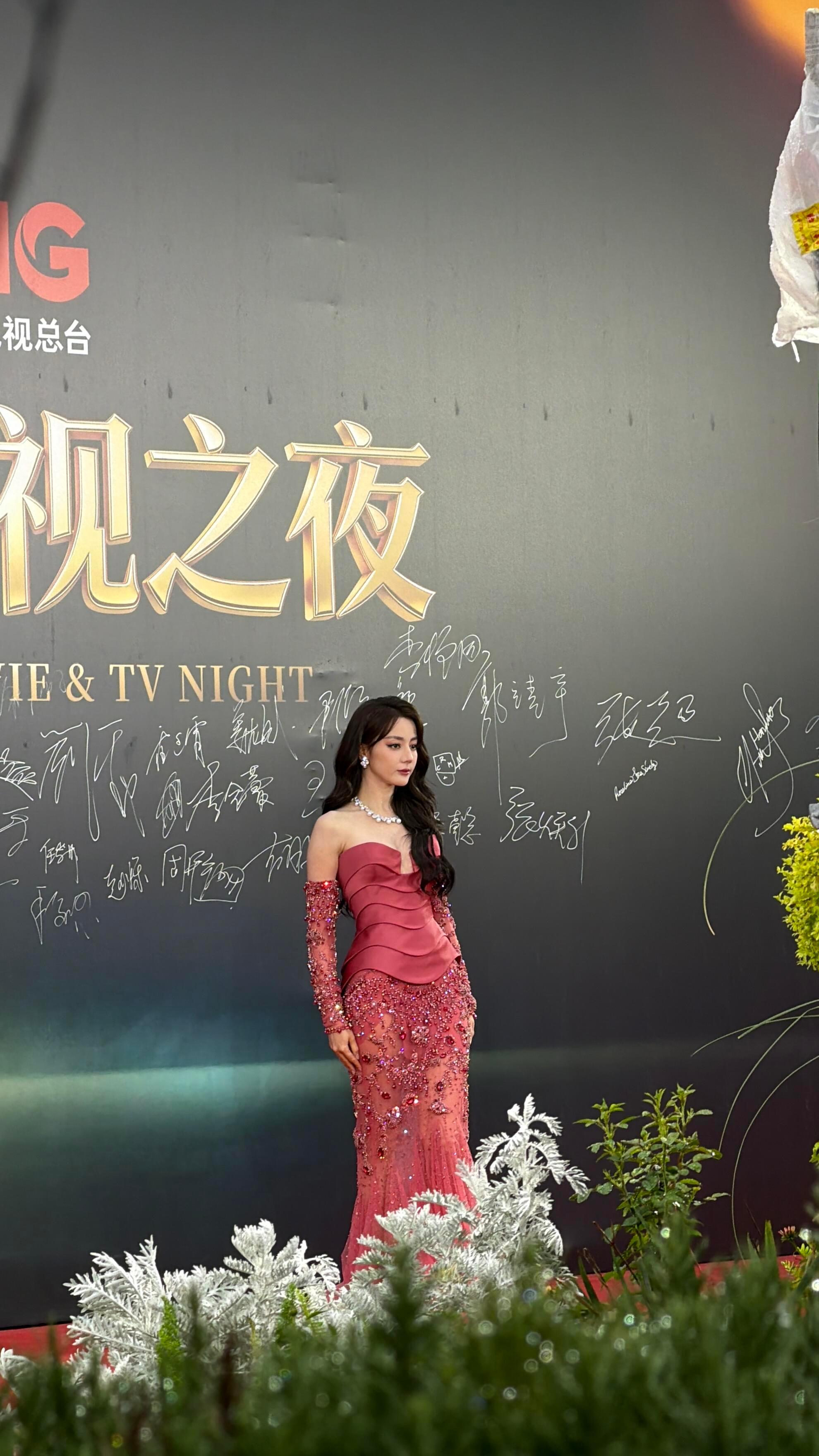 吴越看迪丽热巴的眼神迪丽热巴线下生图合辑📷