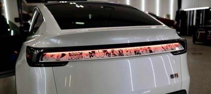 特斯拉换新modely的后灯条改造看起来很酷！Model3