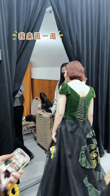 娜扎不能大火的原因找到了，社交这方面娜扎还得改进，看乐华老板杜华发的参加Voug