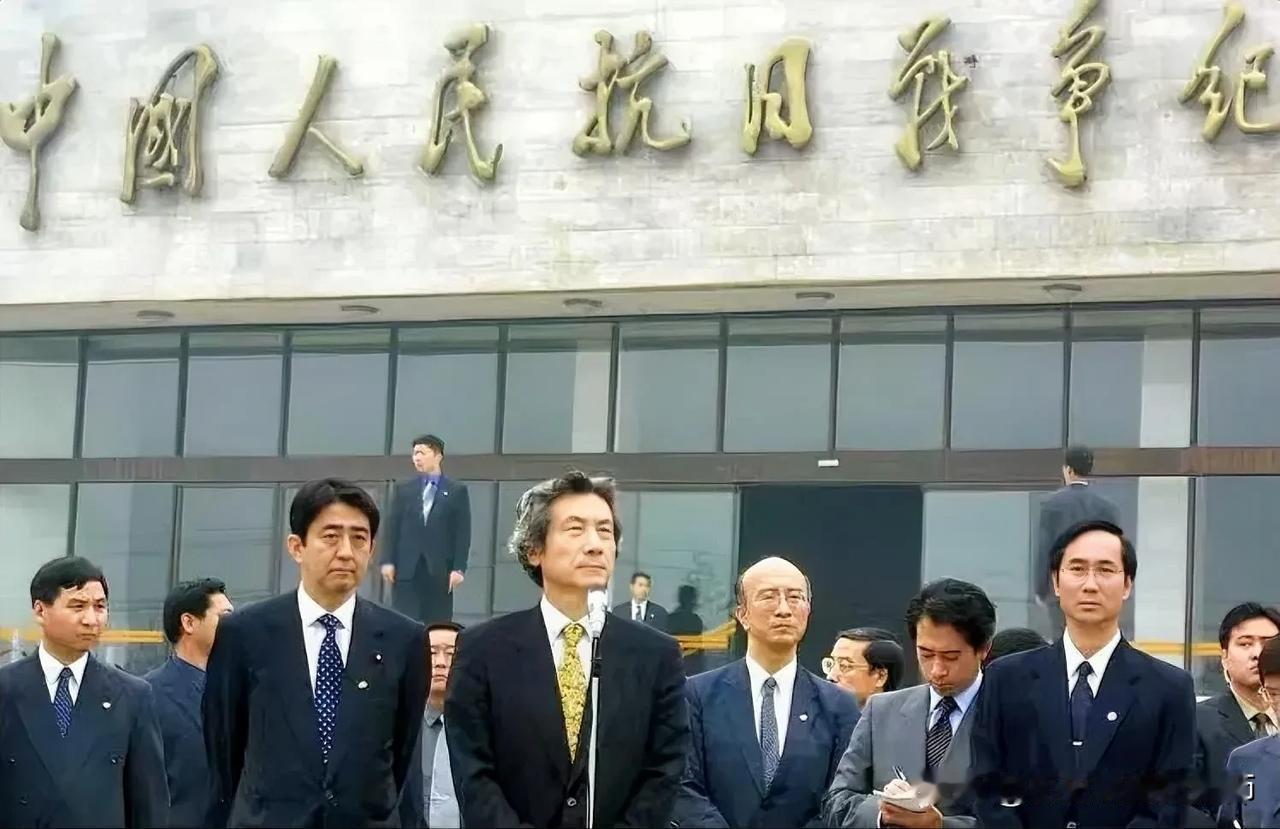 这张照片还是很有纪念意义的！2001年10月，时任日本首相的小泉纯一郎来华进行一