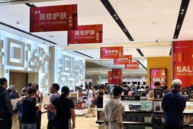 凤凰新闻【三亚翻倍涨价仍爆满：不是年轻人傻，是他们会算账了】三亚又上热搜，这次罪