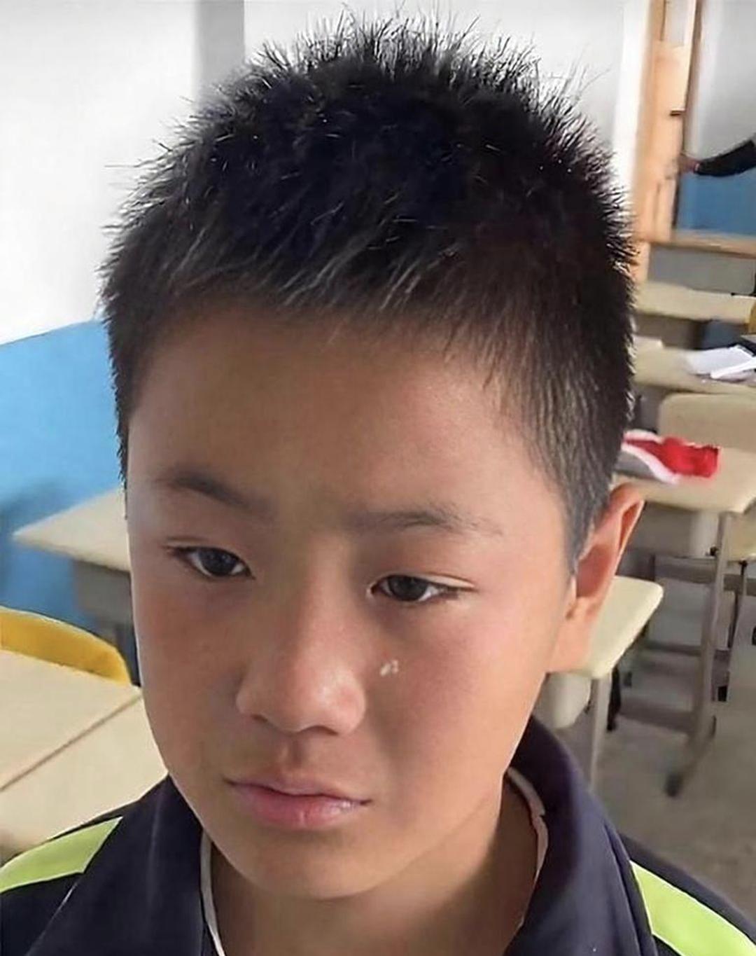 长沙一位班主任在办公室批评一名男生。老师问道：“你爸爸是做什么工作的？”男生回答