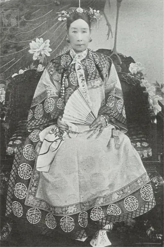 1901年，慈禧为了取悦洋人，命令军机处大臣赵舒翘自杀，上午八点，赵舒翘接连吃了
