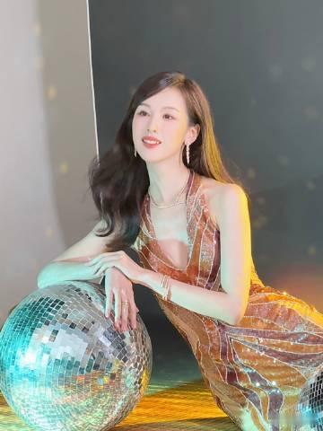 陈都灵美背这种露背设计真是把她的神秘感推向了顶峰，结合灵动的妆容与自然的气质，