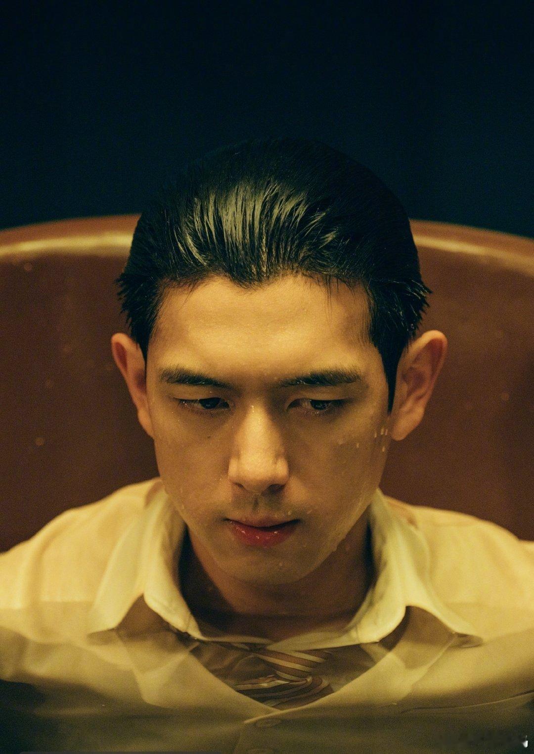 虽然都是戏服但是感受下此男戏内戏外的反差[爱心]李现穿戏服剧宣​​​