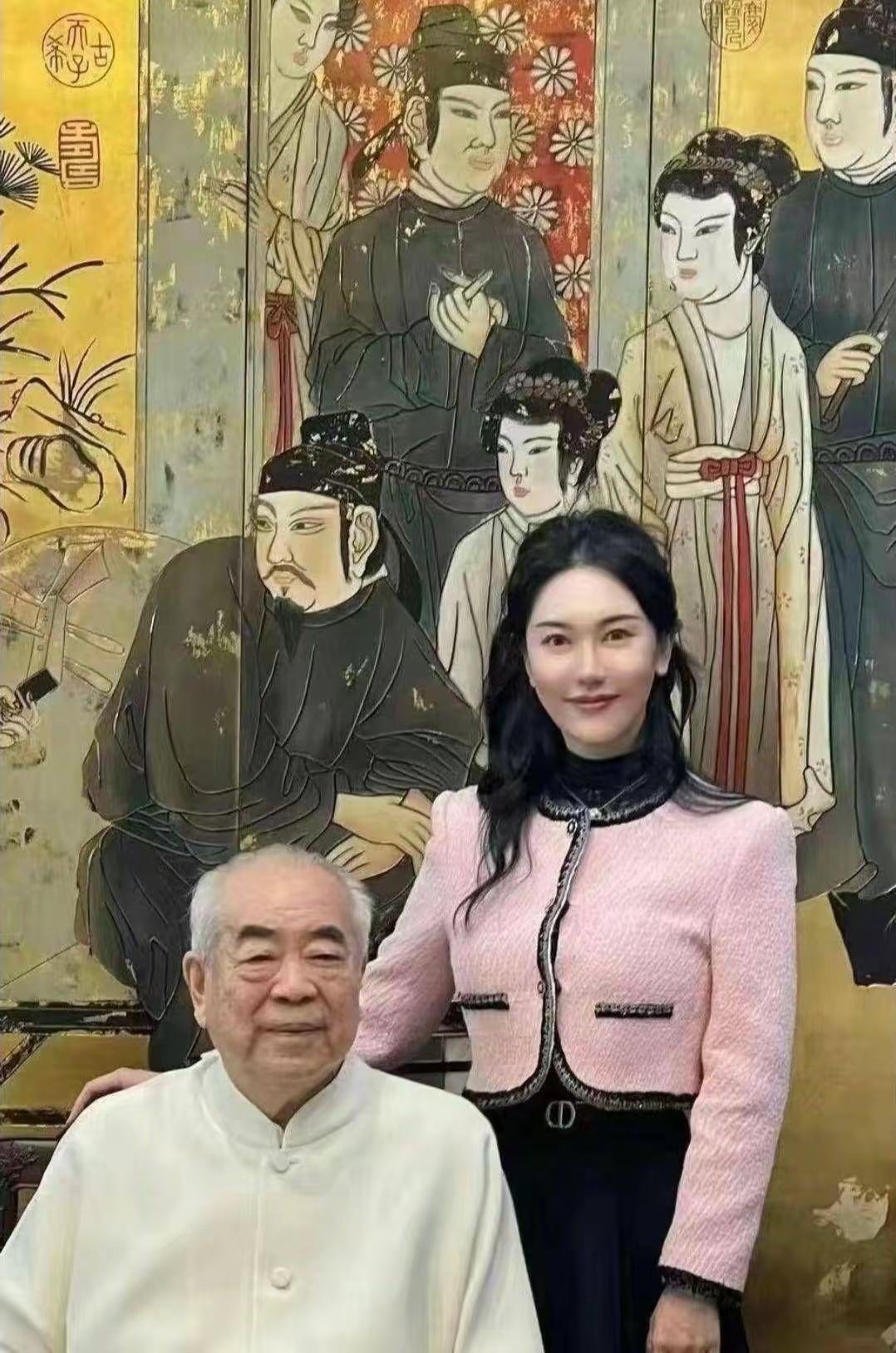 范曾和徐萌，一个大画家，一个主持人，年龄相差50岁的夫妻，女人最重要的还是生孩子