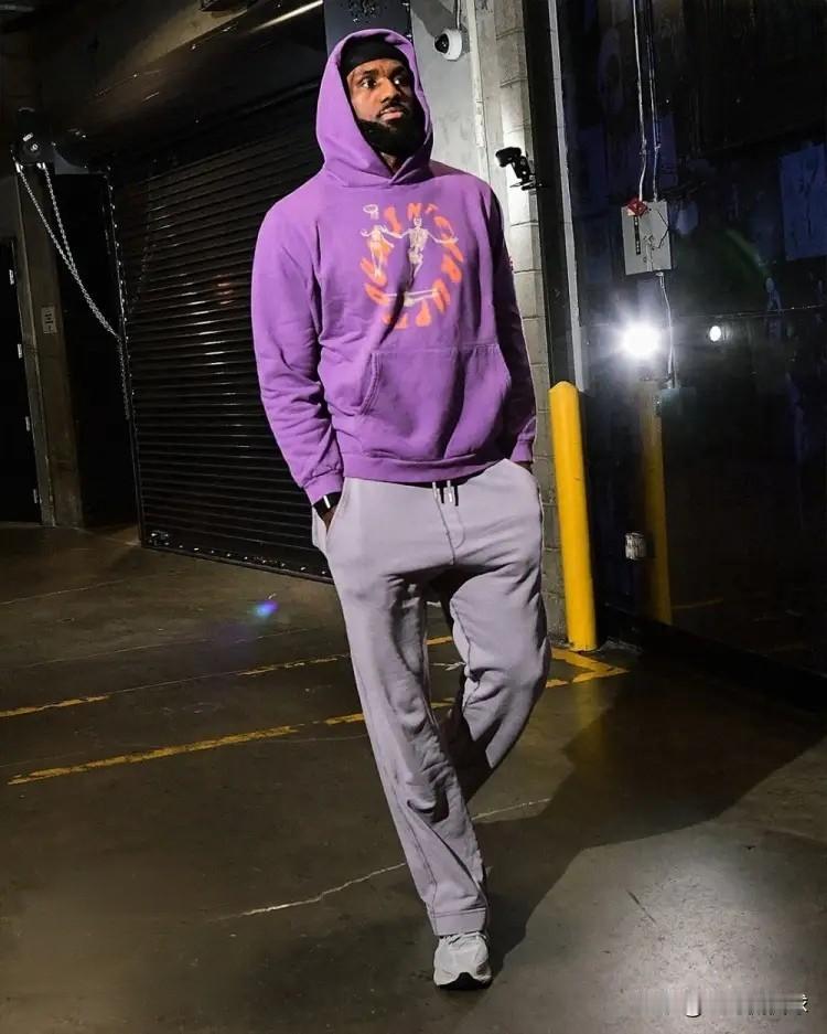 NBA名宿安东尼真是太能吹捧詹姆斯了！最近安东尼在节目中聊到了好兄弟詹姆斯，言语