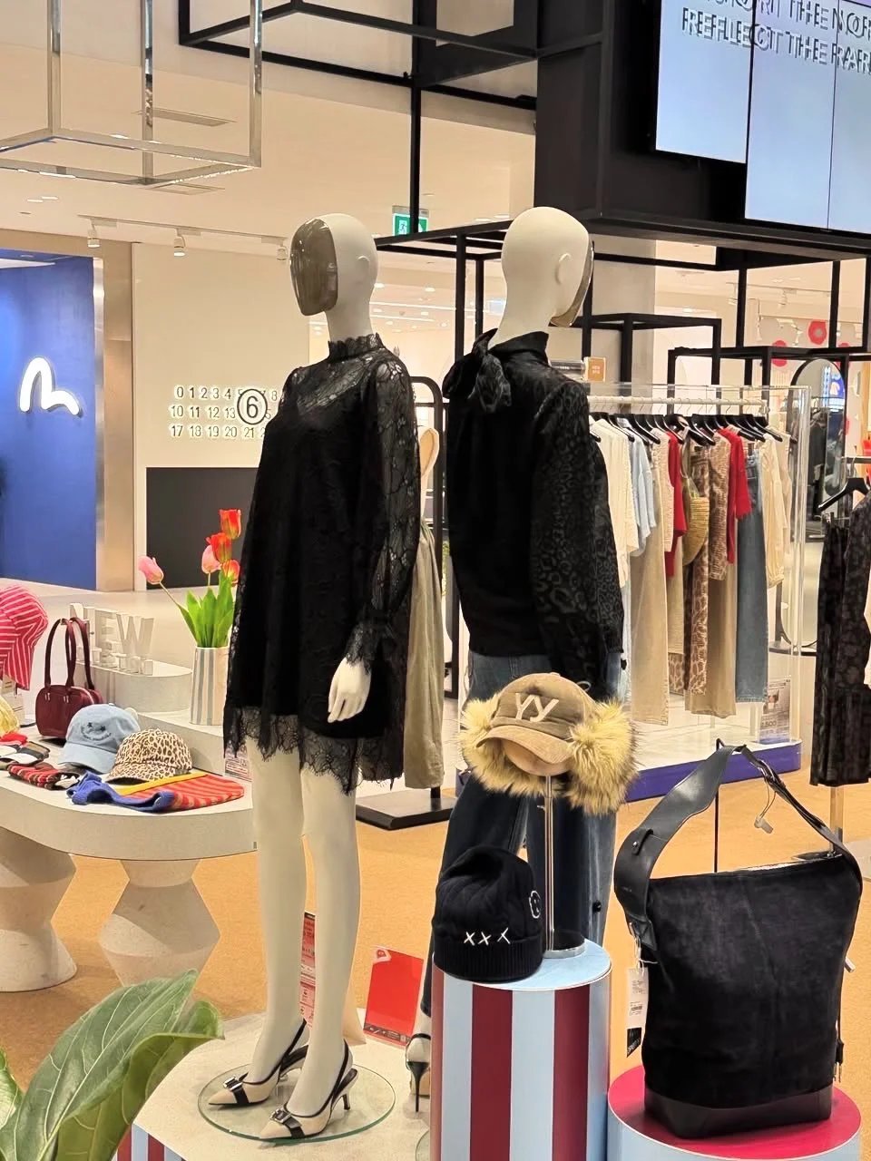 泰国哀悼王太后服装店换成黑白款🇹🇭泰国现况｜王太后驾崩商场里的所有衣服也都