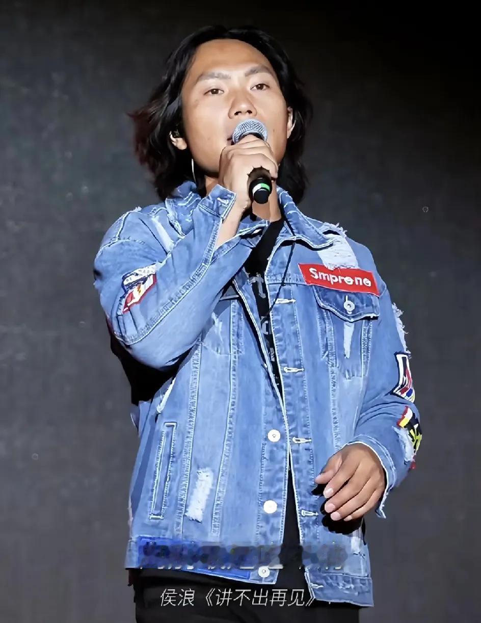 草根歌手侯浪救场李克勤，2个小时唱了20首歌，那么问题来了？唱了这么多歌，还