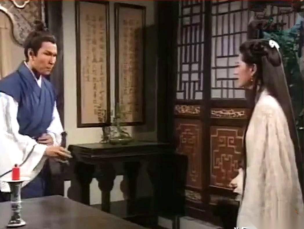 那晚，小龙女躺在花丛里，动弹不得。她以为是她生命里唯一的光，是杨过。结果呢？