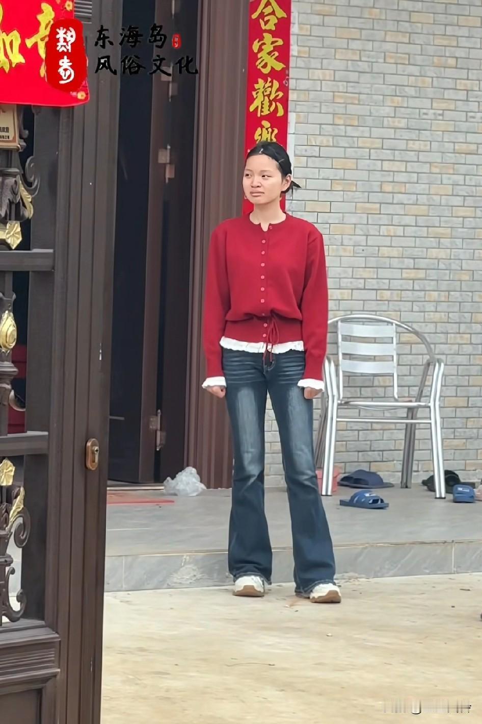 光荣之家，她的哥哥是不是去当兵了？如果她哥哥看见他妹妹被欺负了，会怎么想呢双手