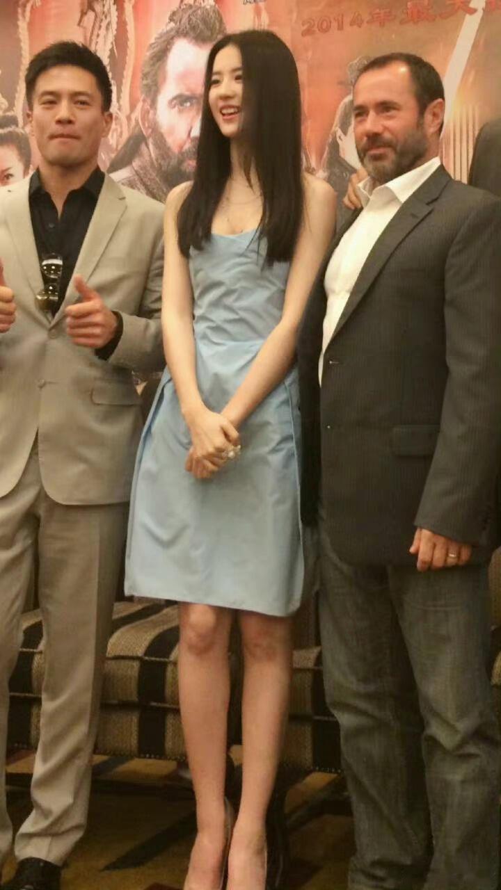 经常光顾着欣赏美貌根本不会注意到刘亦菲其实也很高，上天到底给她关了哪扇窗