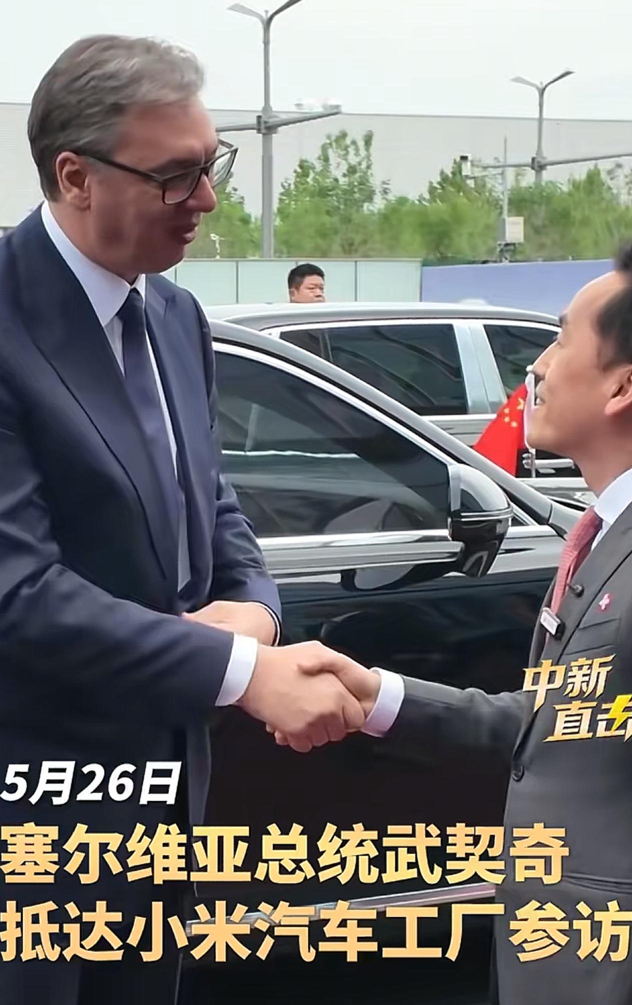 武契奇去小米工厂这事儿，这两天挺火。让我纳闷的是，雷军居然没露面，全程都是卢