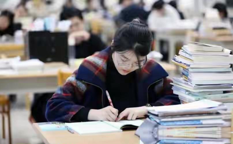彻底拦不住！大批留美AI精英集体回国，美国终于醒悟：白养中国20年人才最近