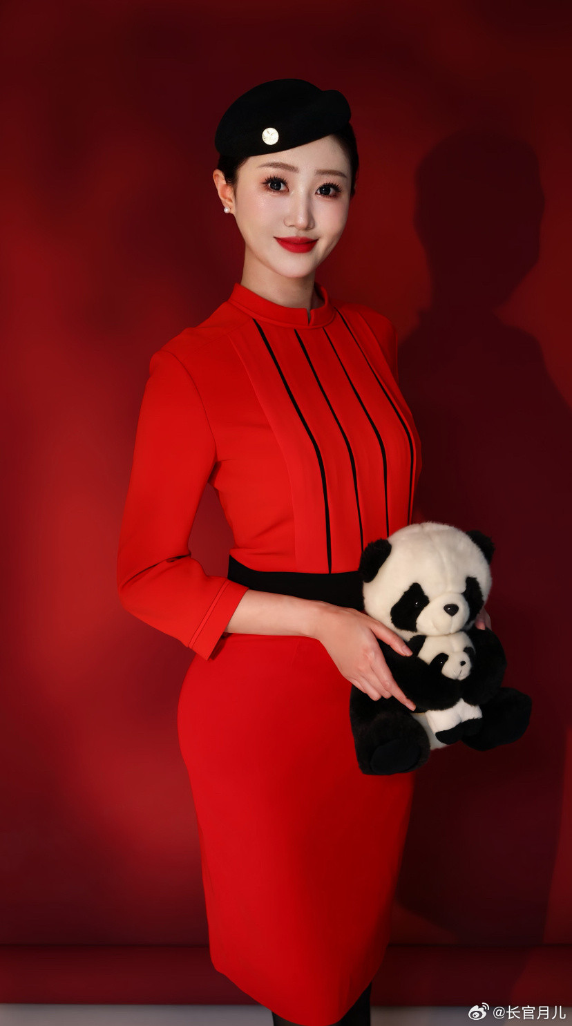 川航空姐的制服照，又美又飒。