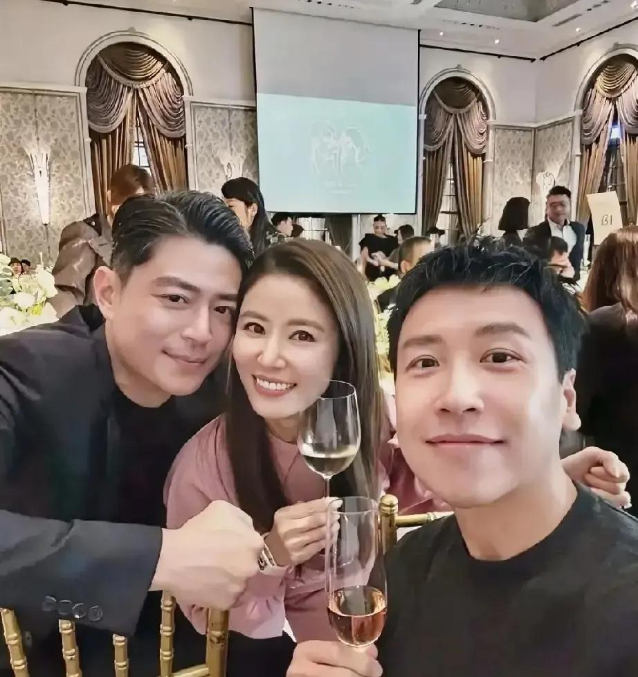 霍建华林心如把婚一结就是九年，社恐影帝配社交女王，画面自带弹幕。他躲镜头，她挡