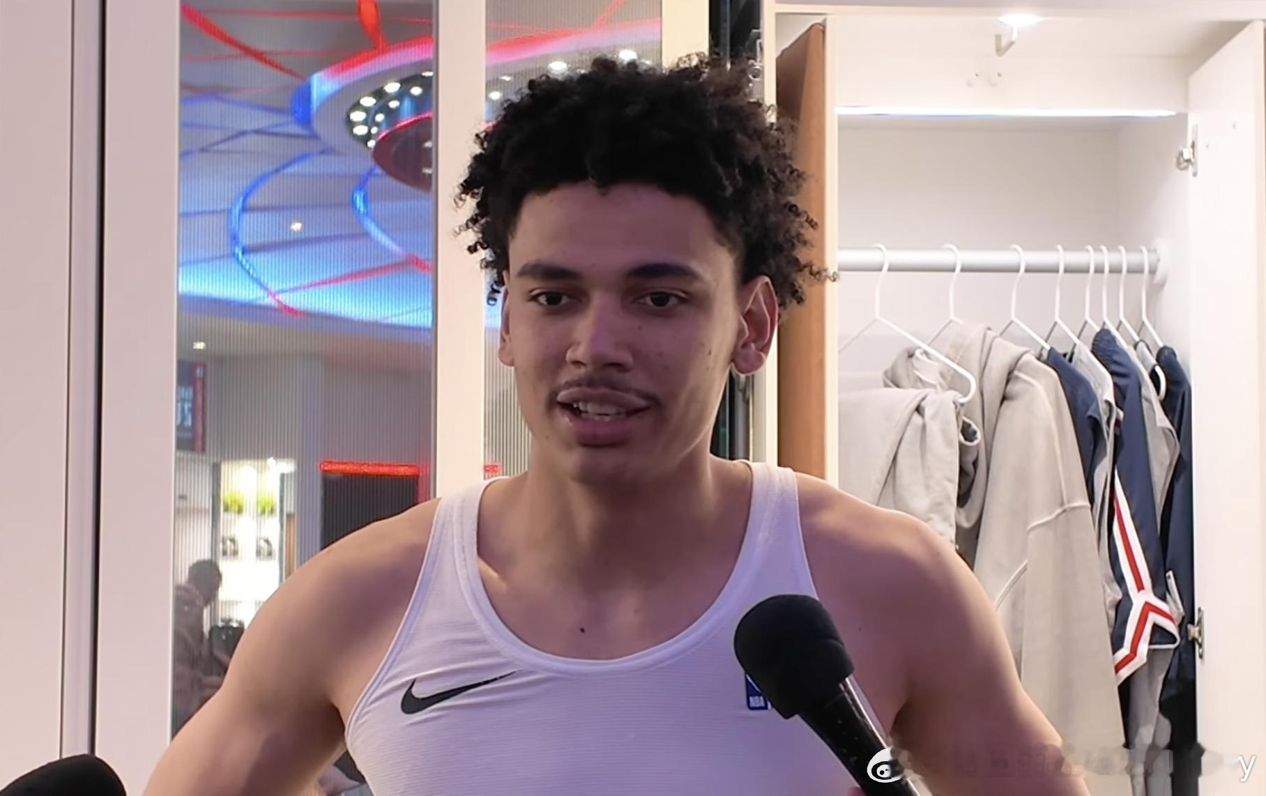 科比桑德斯赛后说了不少感谢教练的话：1.我觉得更多的自信来自于我的队友和教练。