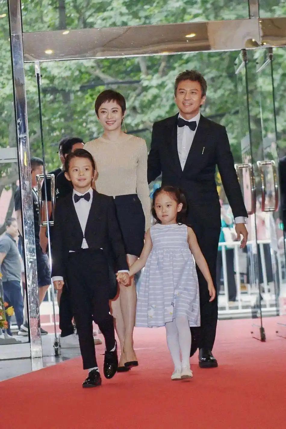 孙俪说：“我们家收入超过全国90%的家庭，可是我老公邓超还是很节俭，不护肤，只用