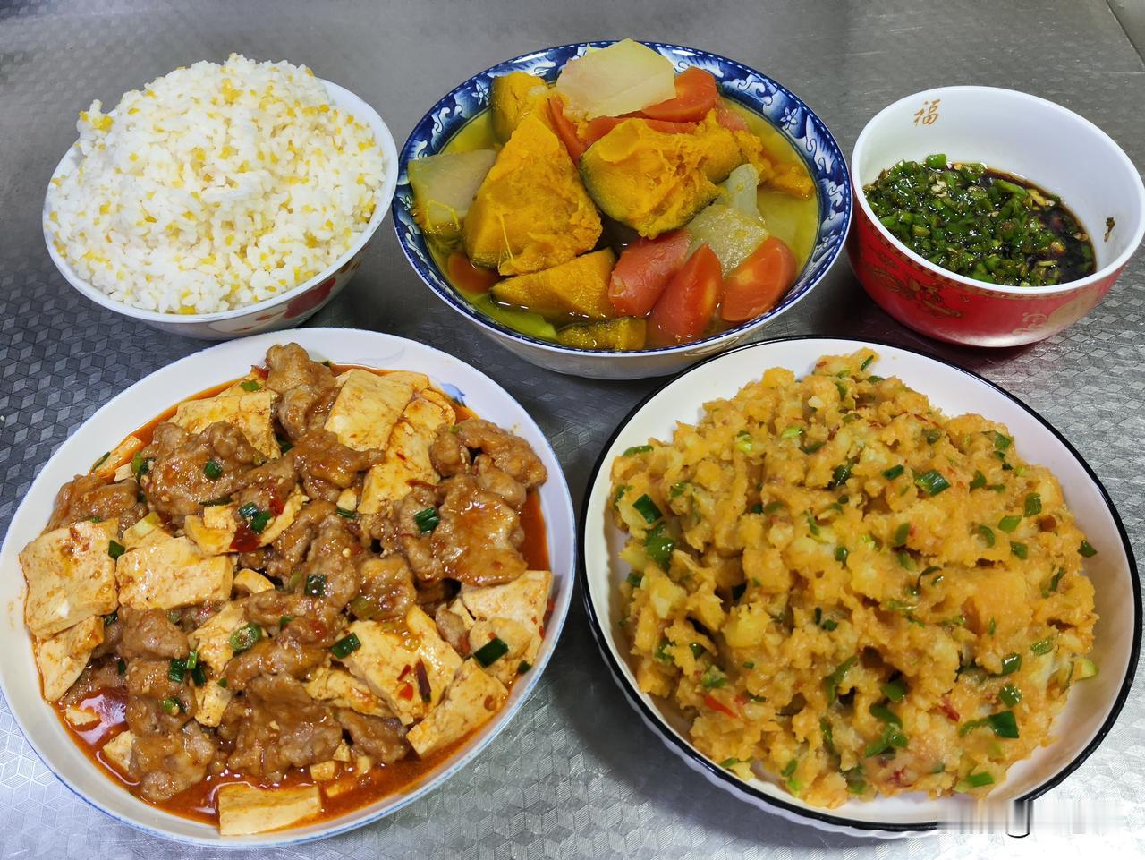 五月一日午餐，我做了三菜一主食。第一道是豆腐烧滑肉，营养又美味；第二道是生拌青椒
